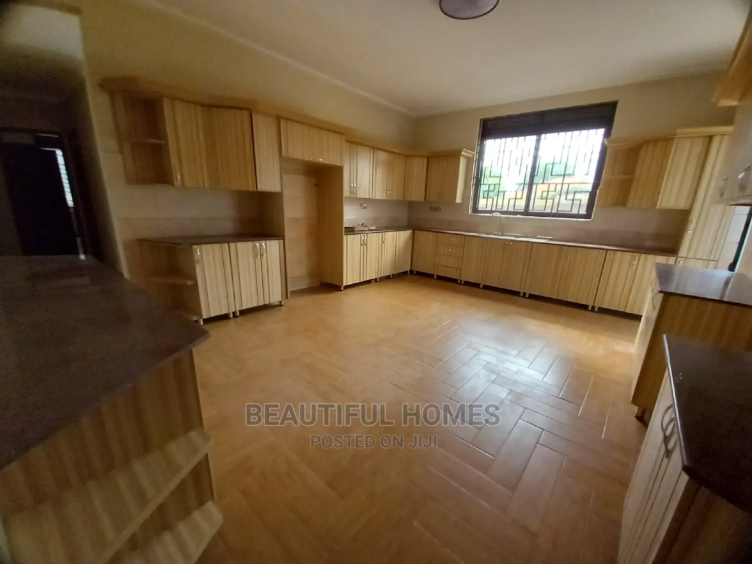 Furnished 6bdrm Mansion in Kira Rich for Sale in Kira