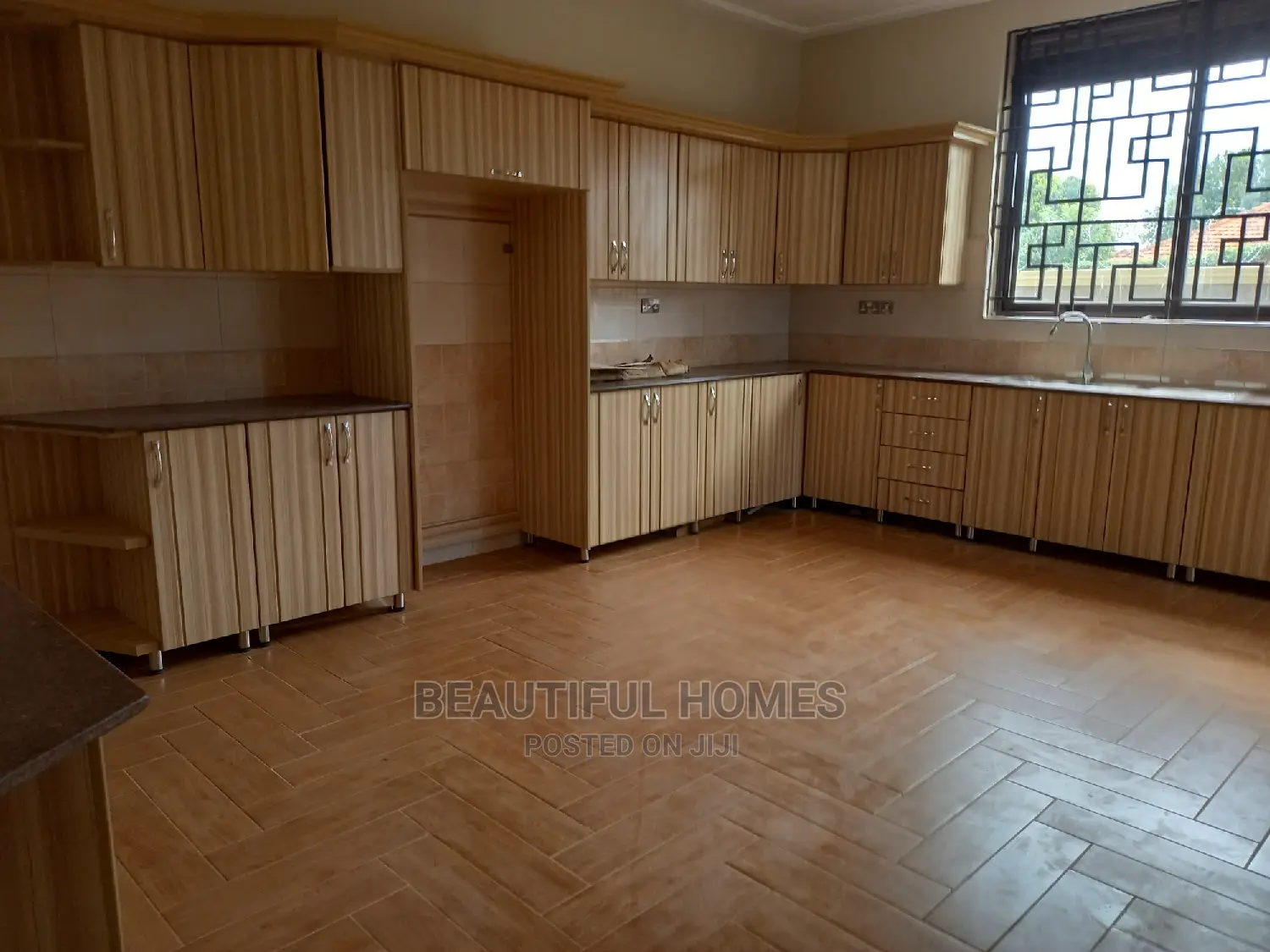 Furnished 6bdrm Mansion in Kira Rich for Sale in Kira