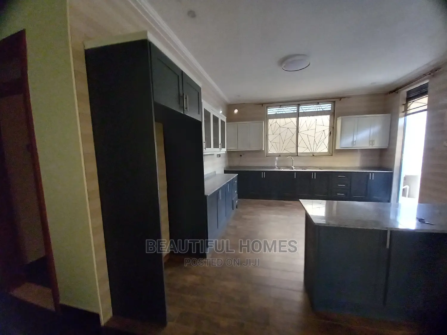 Furnished 6bdrm Mansion in Kira Tarmacked, Central Division for Sale in Central Division