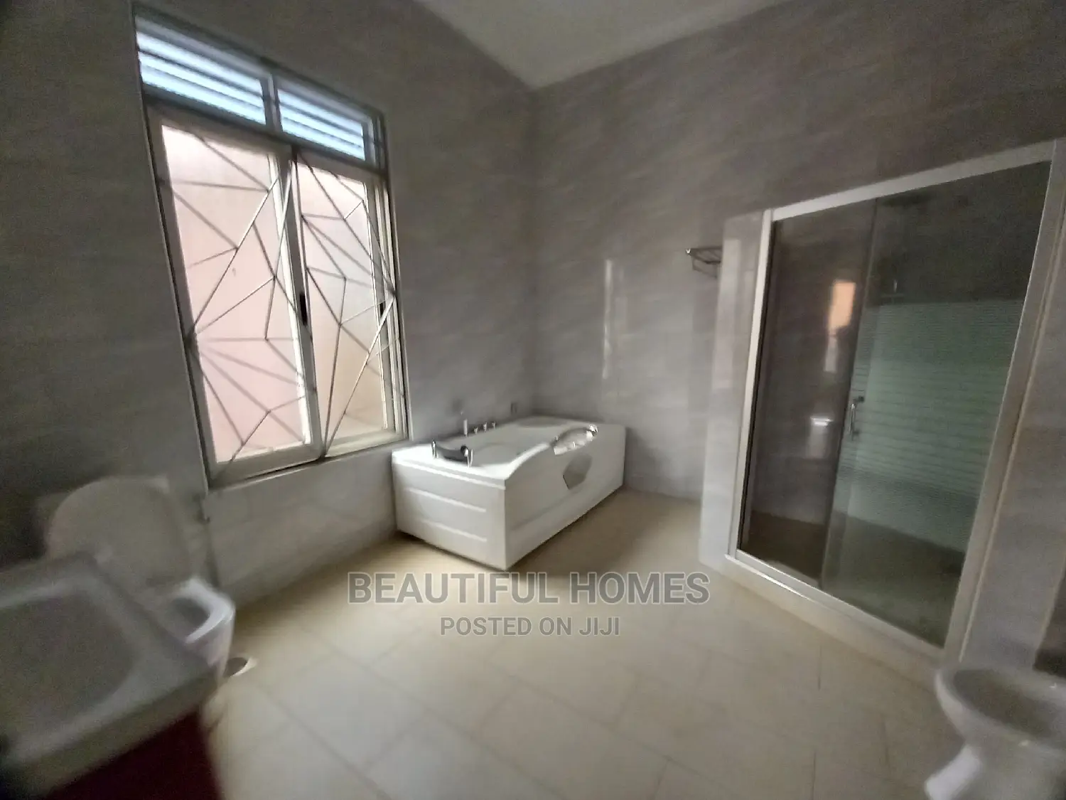 Furnished 6bdrm Mansion in Kira Tarmack for Sale in Kira