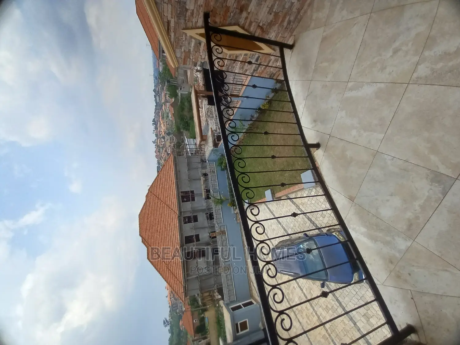 Furnished 6bdrm Mansion in Kira Tarmack for Sale in Kira