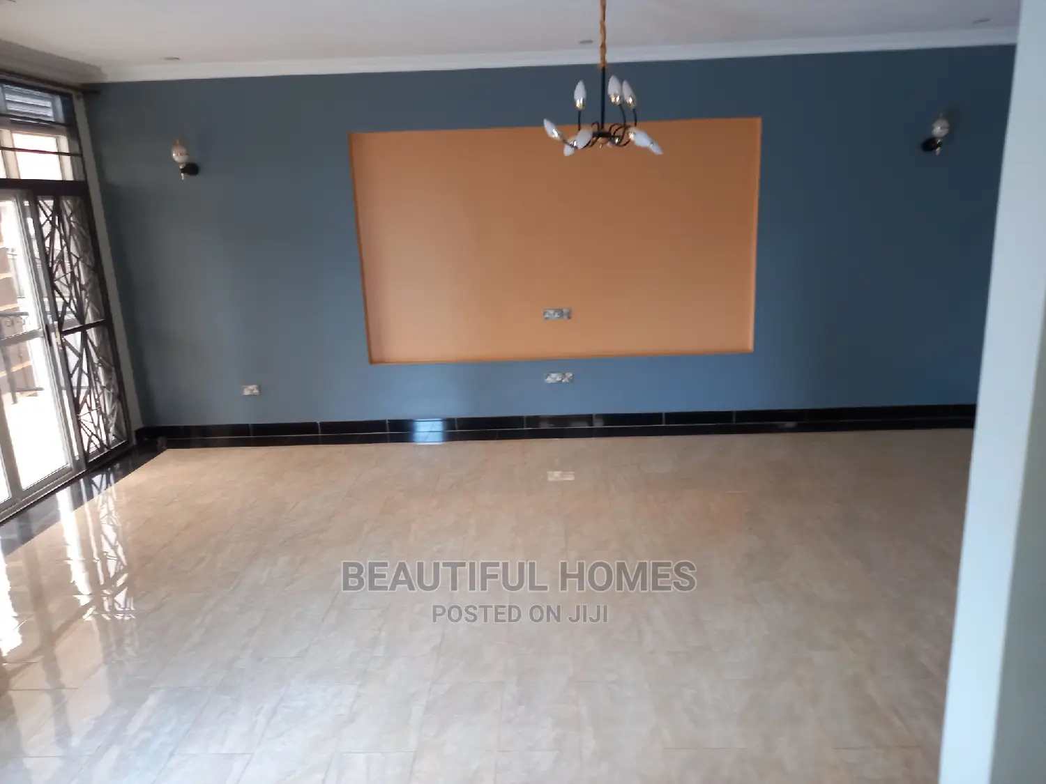 Furnished 6bdrm Mansion in Kira Tarmack for Sale in Kira