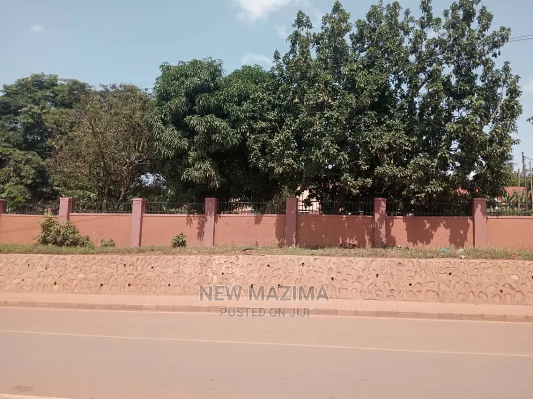 Very Comercial Plot on Main With Hse Onsale in Makindye Main in Division B