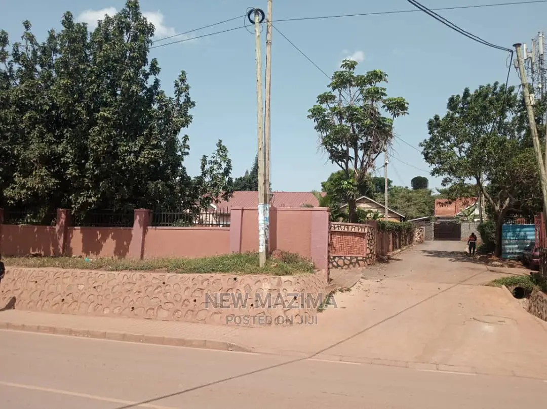 Very Comercial Plot on Main With Hse Onsale in Makindye Main in Division B