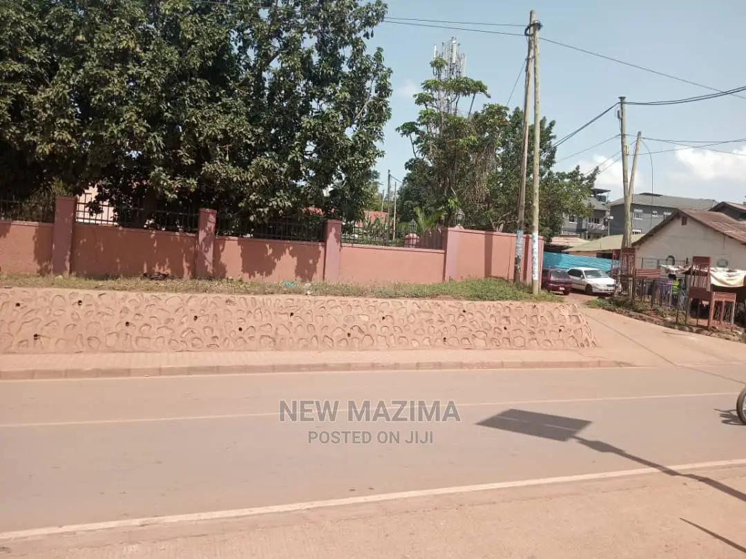 Very Comercial Plot on Main With Hse Onsale in Makindye Main in Division B