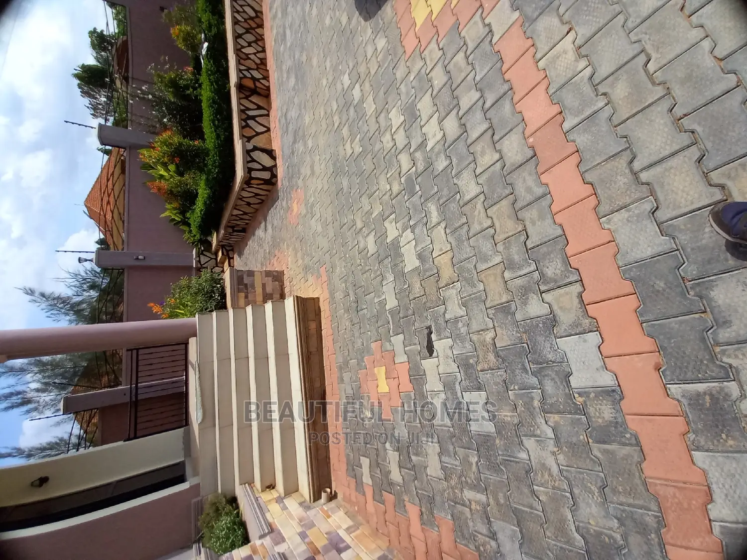 Furnished 5bdrm Mansion in Kira Ministers for Sale in Kira