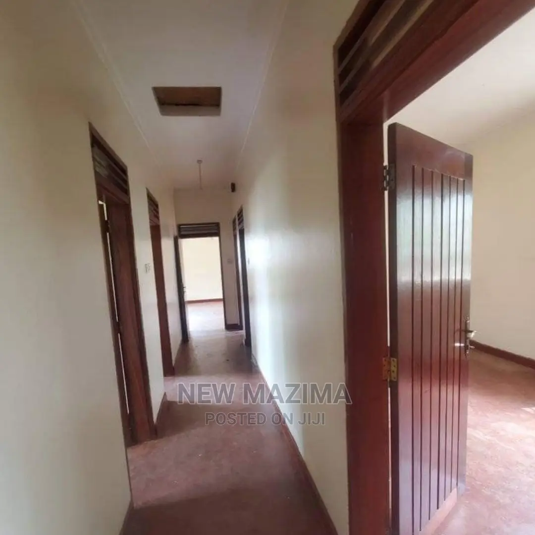 3bdrm Bungalow in Nsambya Town, Division a for Sale in Division A