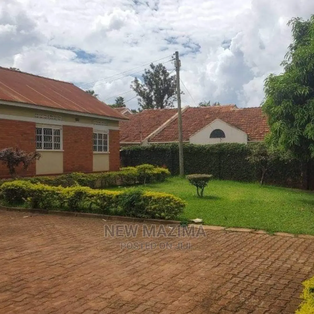 3bdrm Bungalow in Nsambya Town, Division a for Sale in Division A