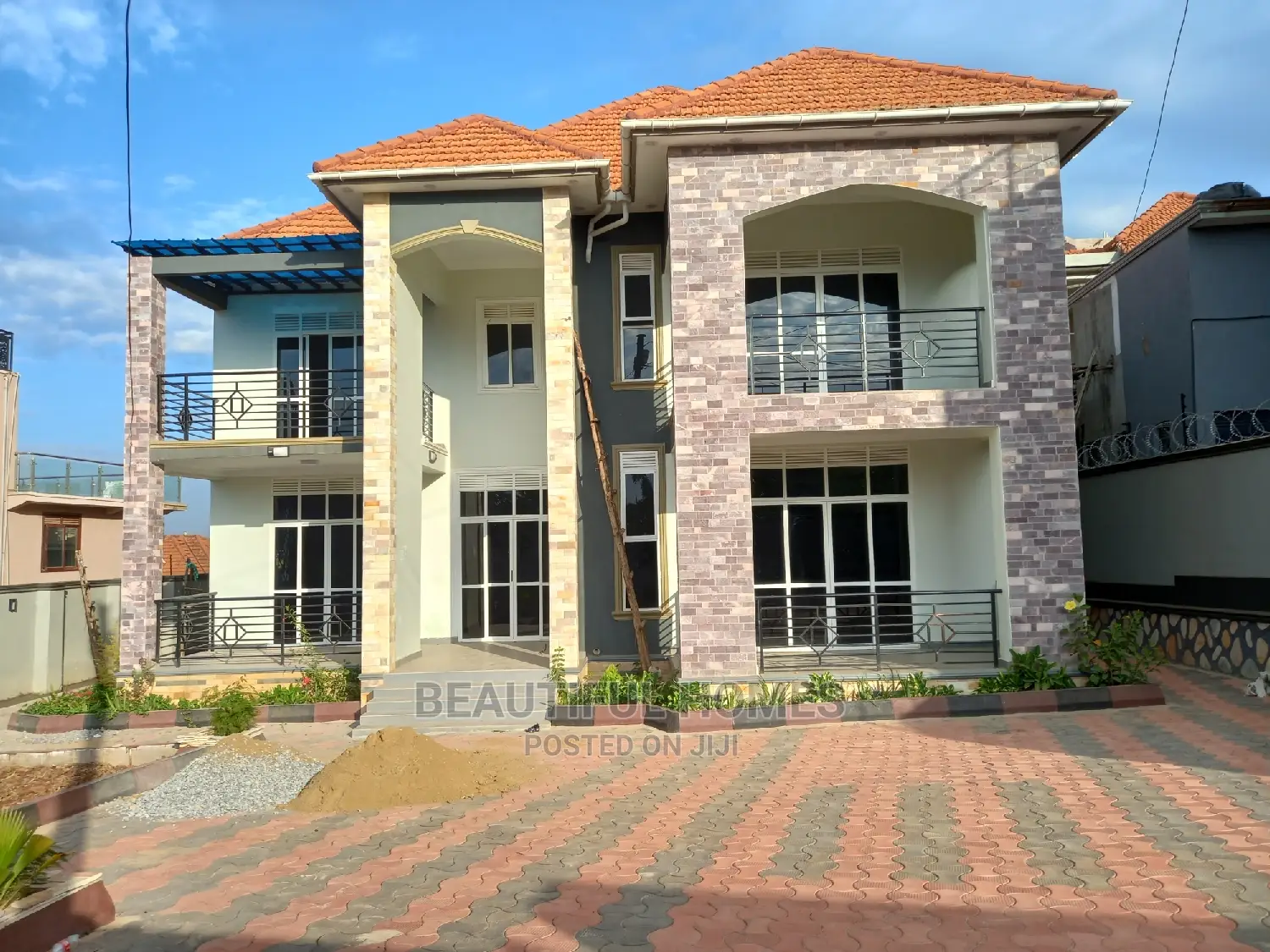 Furnished 6bdrm Mansion in Kira Organised for Sale in Kira
