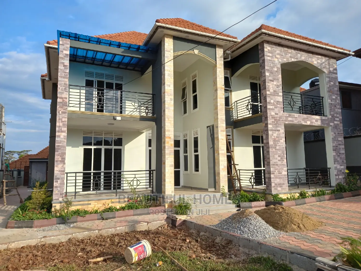 Furnished 6bdrm Mansion in Kira Organised for Sale in Kira