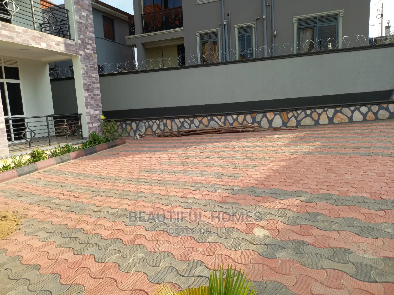Furnished 6bdrm Mansion in Kira Organised for Sale in Kira