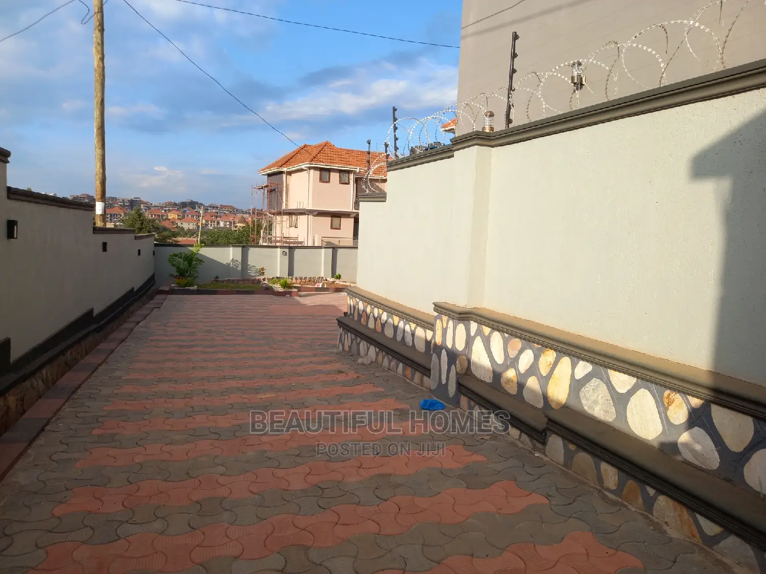 Furnished 6bdrm Mansion in Kira Organised for Sale in Kira