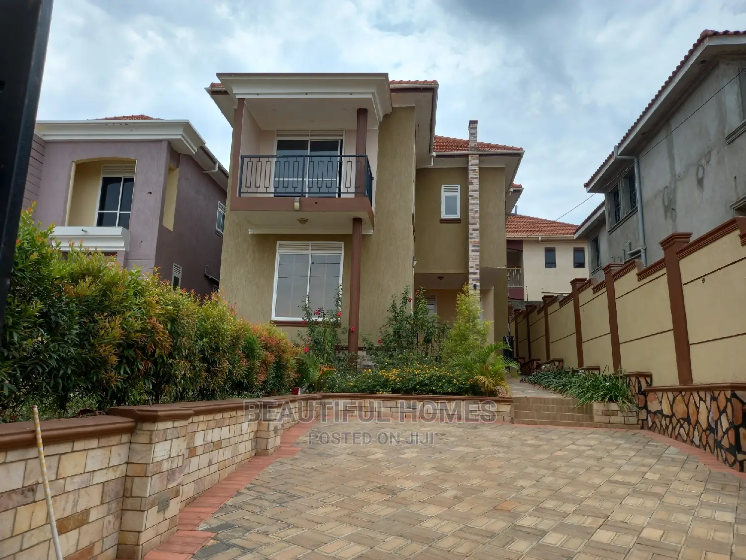Furnished 4bdrm Duplex in Kira All Tarmack for Sale in Kira