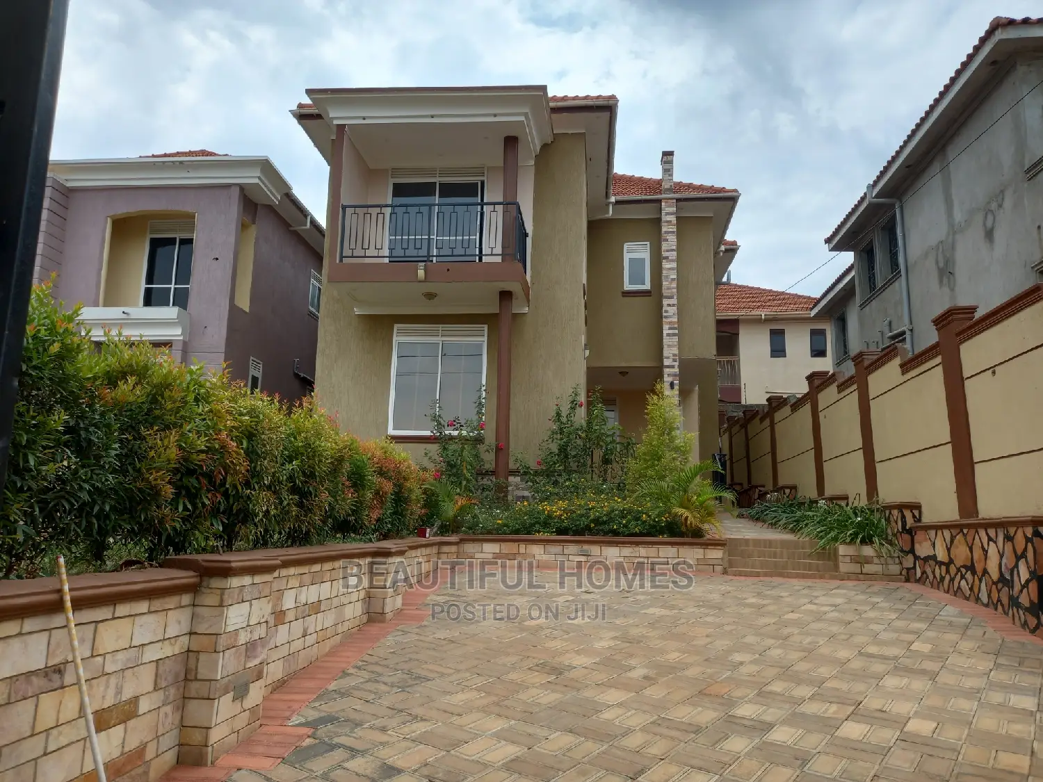 Furnished 4bdrm Duplex in Kira All Tarmack for Sale in Kira