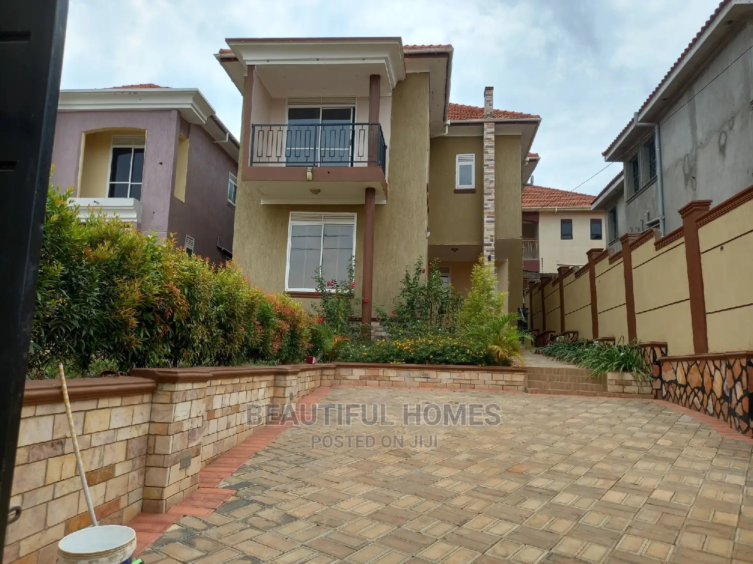 Furnished 4bdrm Duplex in Kira All Tarmack for Sale in Kira