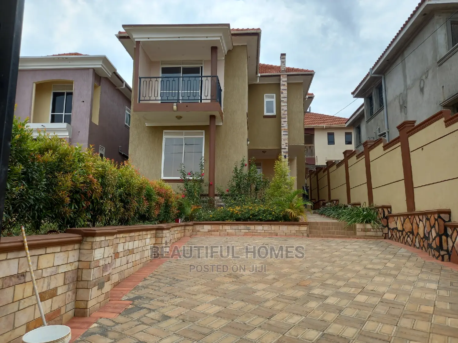 Furnished 4bdrm Duplex in Kira All Tarmack for Sale in Kira