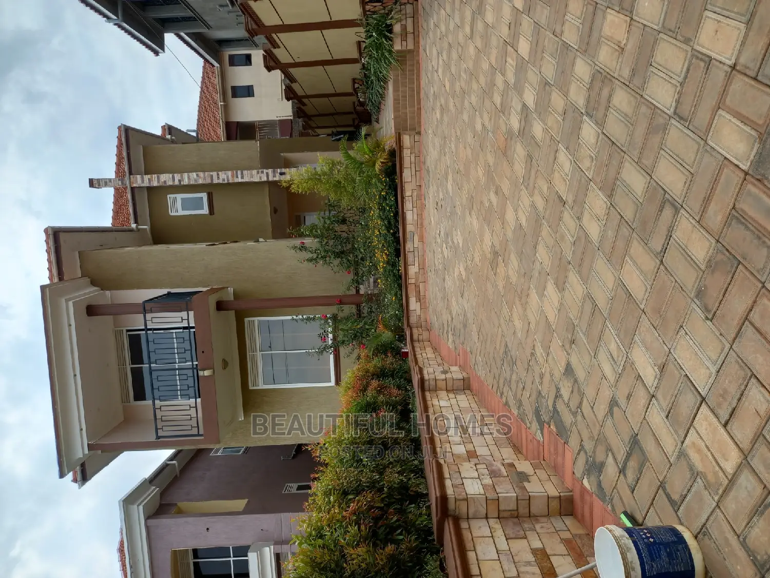Furnished 4bdrm Duplex in Kira All Tarmack for Sale in Kira