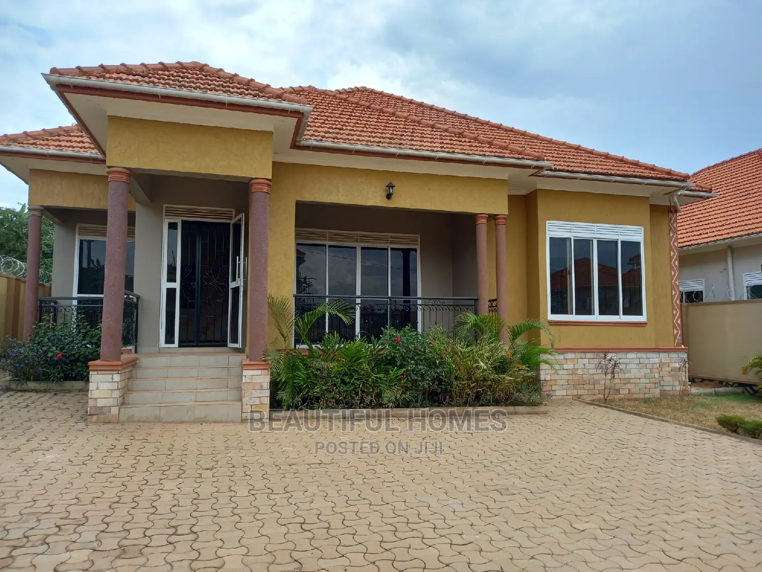 Furnished 4bdrm Bungalow in Kira Tarmack for Sale in Kira