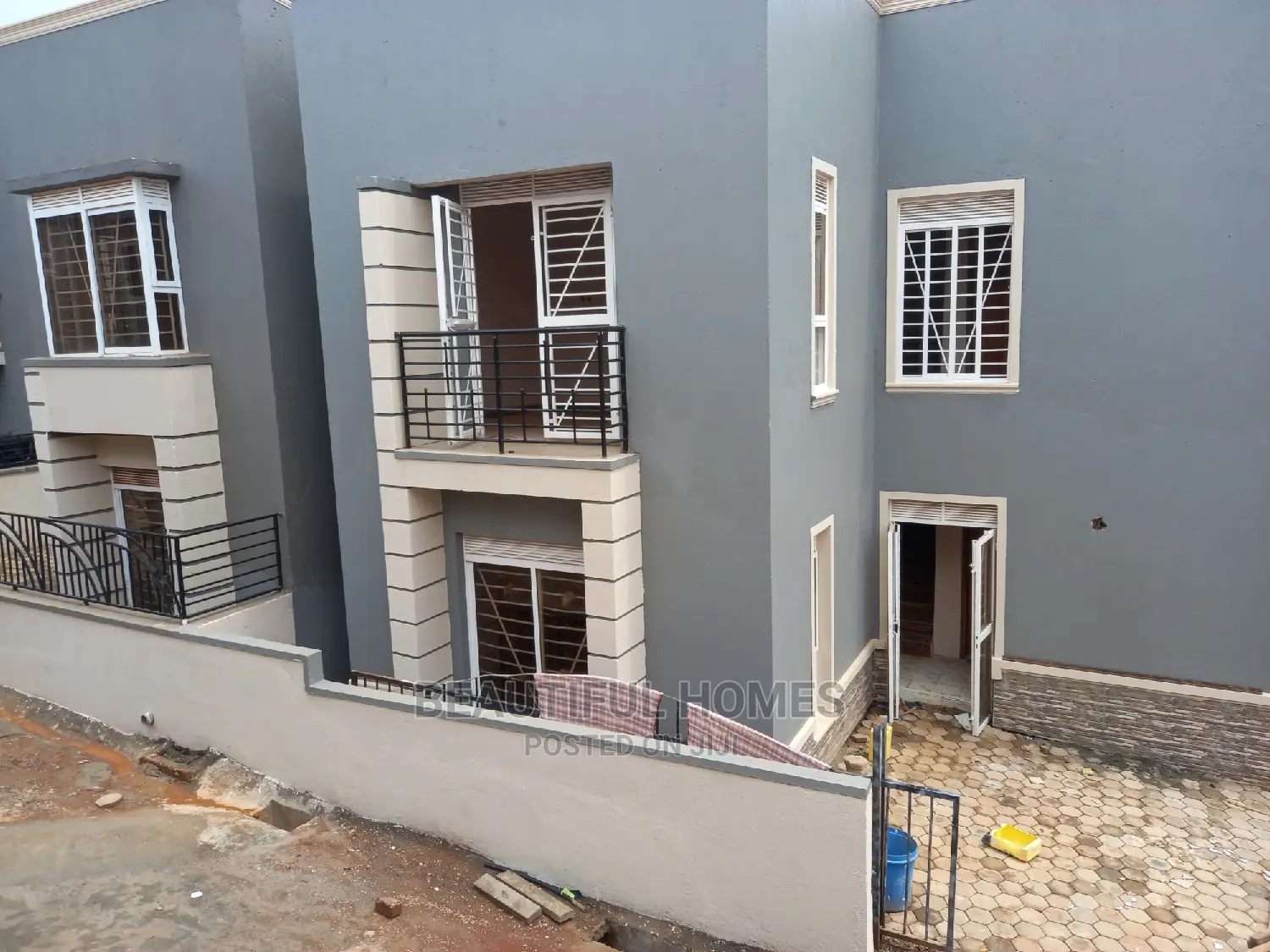 Furnished 4bdrm Townhouse/Terrace in Kira Tarmacked for Sale in Kira