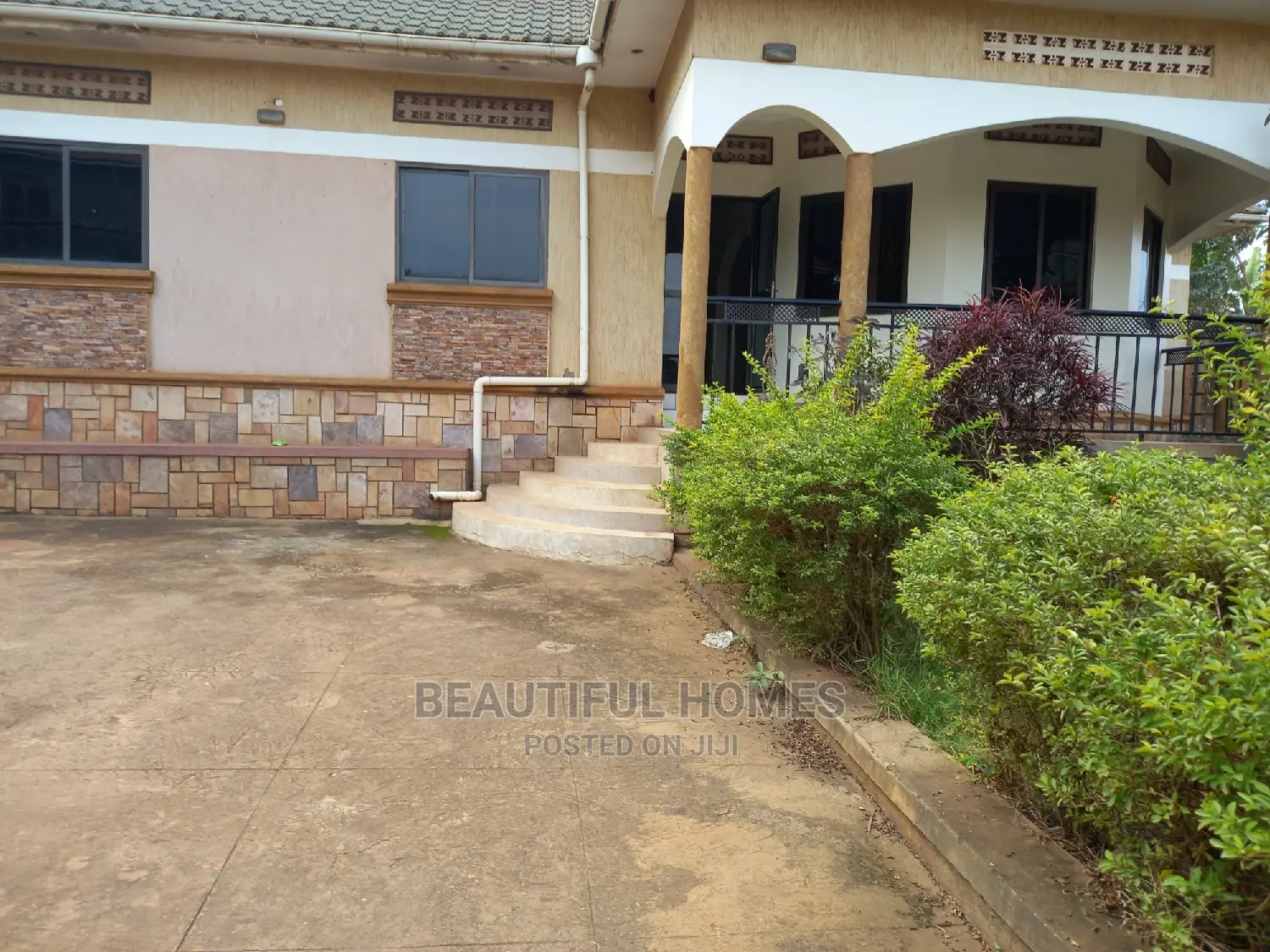 Furnished 4bdrm Bungalow in Kira Corporates for Sale in Kira