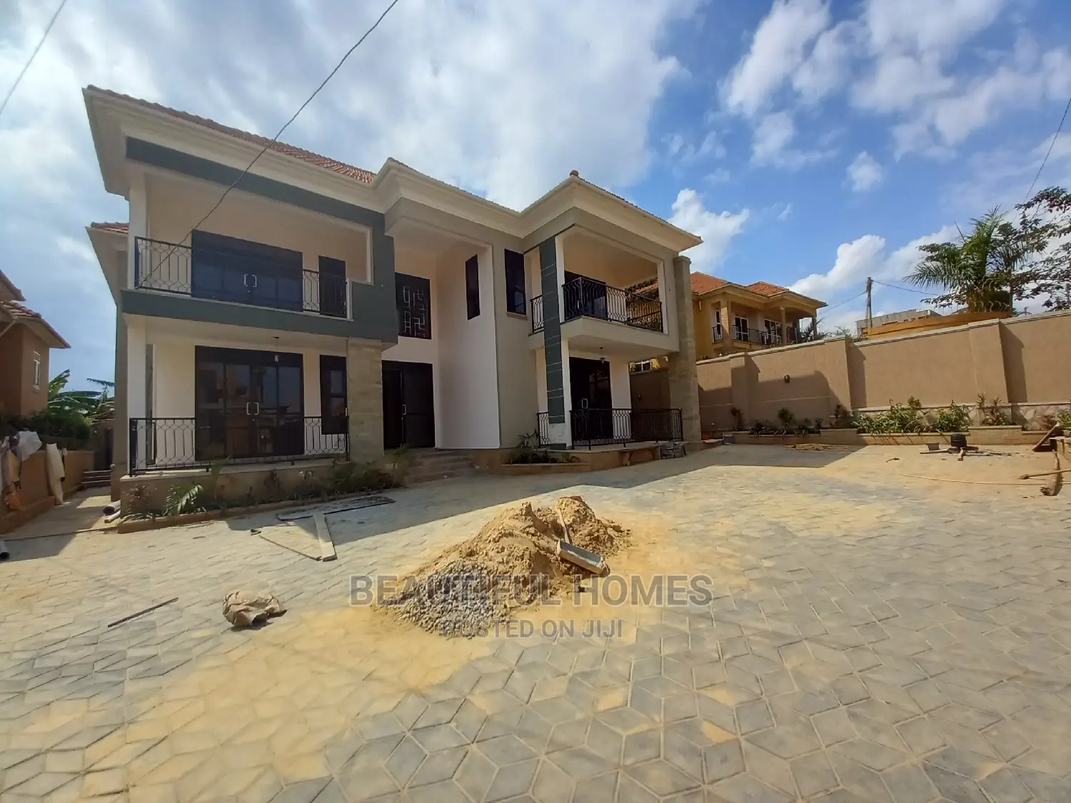 Furnished 6bdrm Mansion in Kira Corporate for Sale in Kira