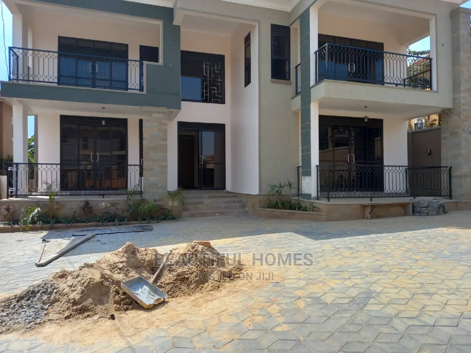 Furnished 6bdrm Mansion in Kira Richer for Sale in Kira