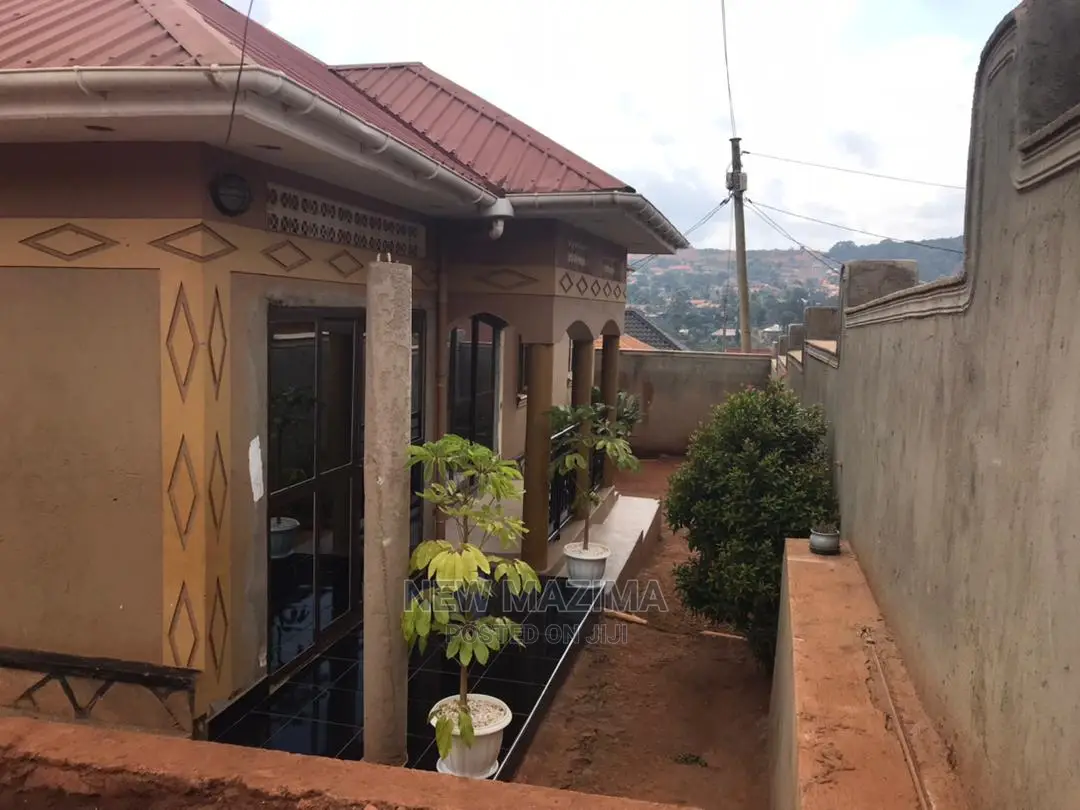 3bdrm Bungalow in Seguku Ntebe Rd, Central Division for sale in Central Division