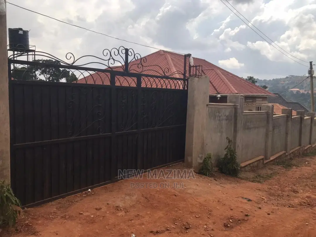 3bdrm Bungalow in Seguku Ntebe Rd, Central Division for sale in Central Division