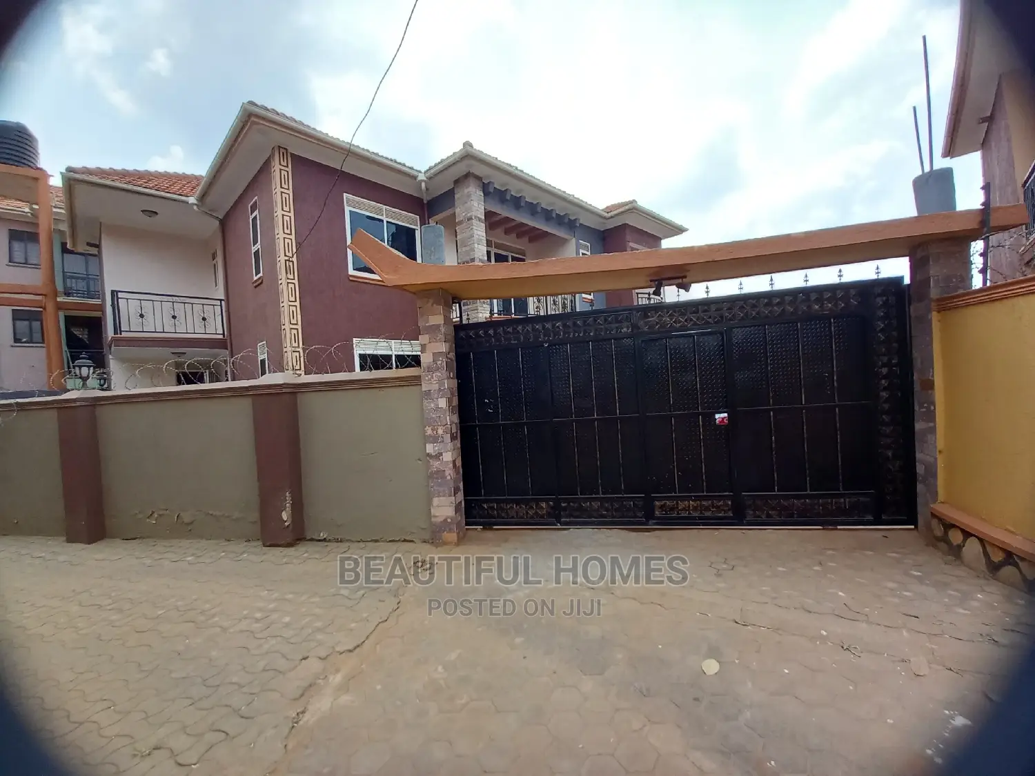 Furnished 5bdrm Duplex in Kira Tarmack Access for Sale in Kira