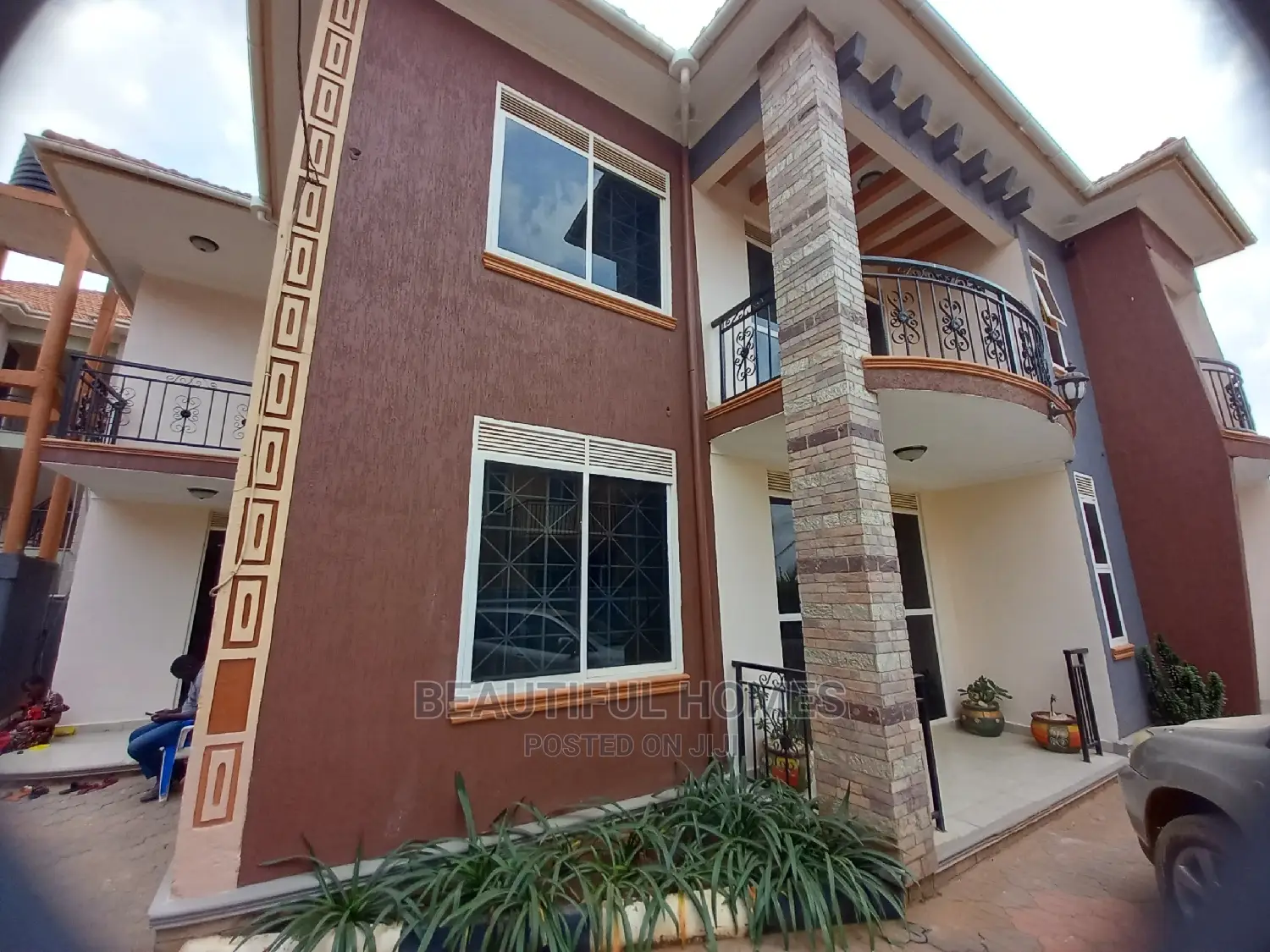 Furnished 5bdrm Duplex in Kira Tarmack Access for Sale in Kira