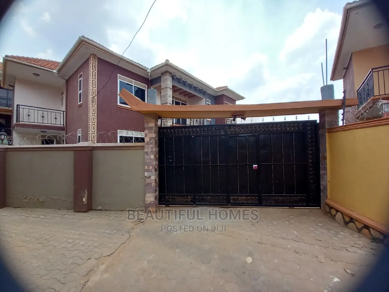 Furnished 5bdrm Duplex in Kira Tarmack Access for Sale in Kira