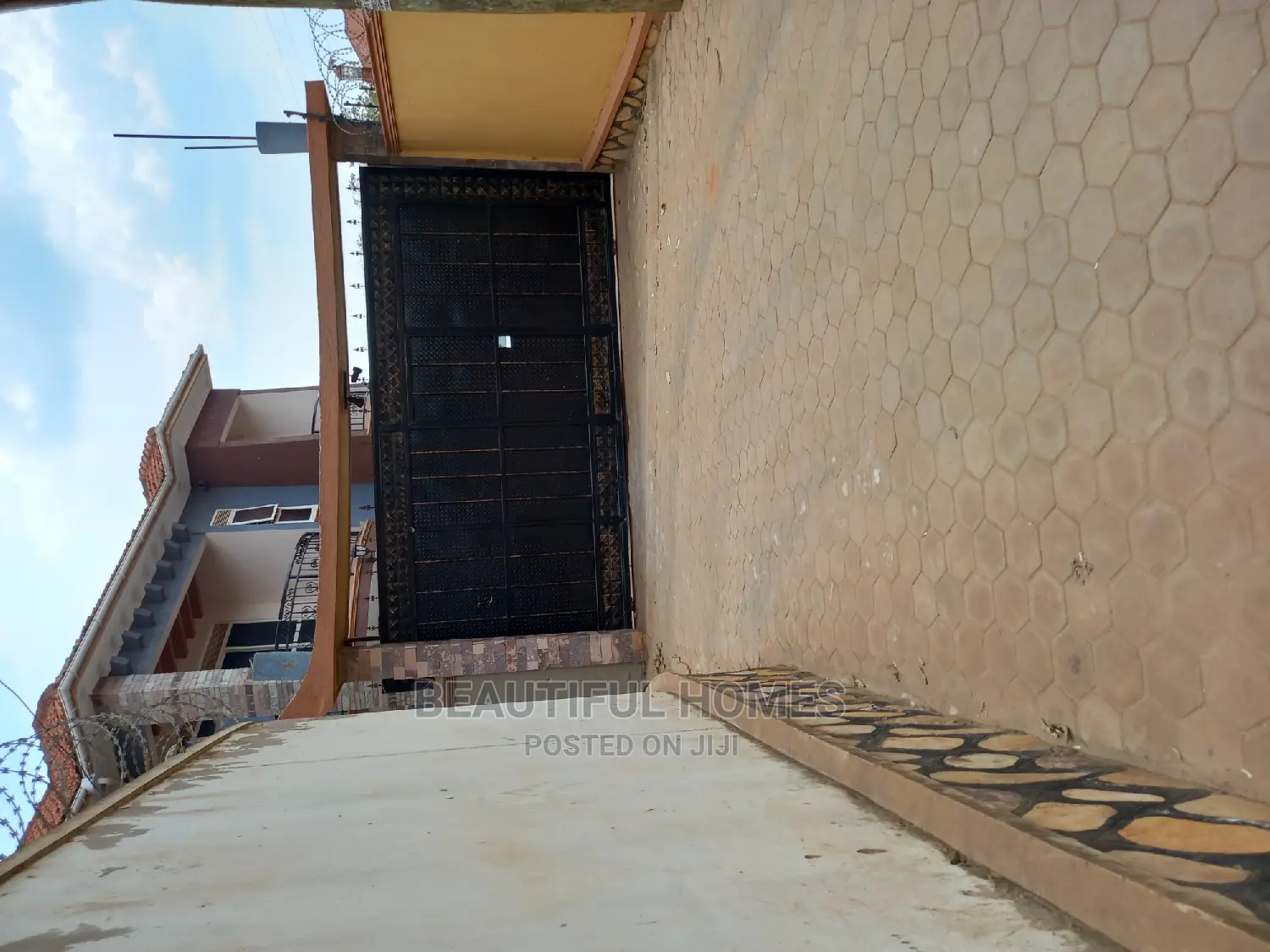 Furnished 5bdrm Duplex in Kira Tarmack Access for Sale in Kira
