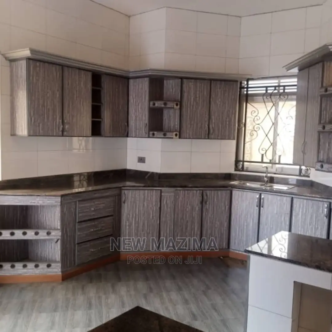 4bdrm Maisonette in Lubowa Kitiko Along, Division a for Sale in Division A