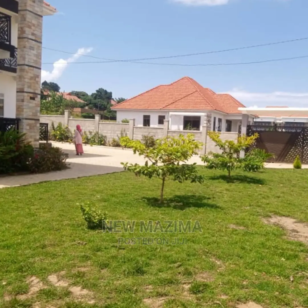 4bdrm Maisonette in Lubowa Kitiko Along, Division a for Sale in Division A