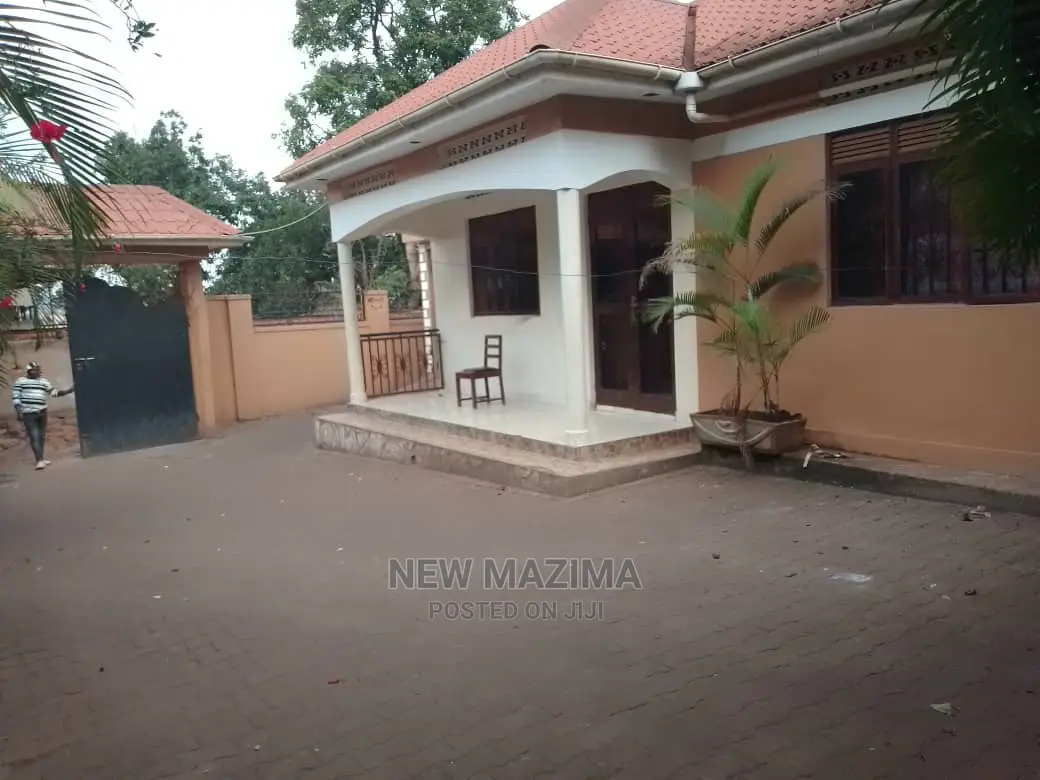 3bdrm Bungalow in Salaama Munyonyo Rd, Central Division for Rent in Central Division