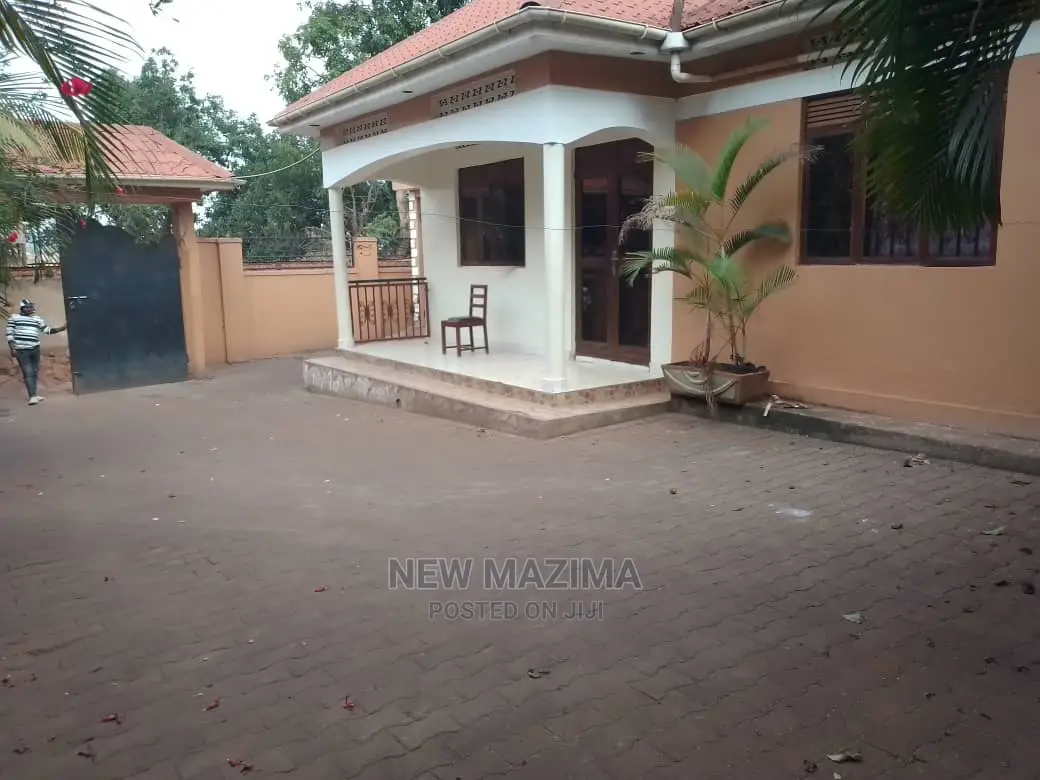 3bdrm Bungalow in Salaama Munyonyo Rd, Central Division for Rent in Central Division