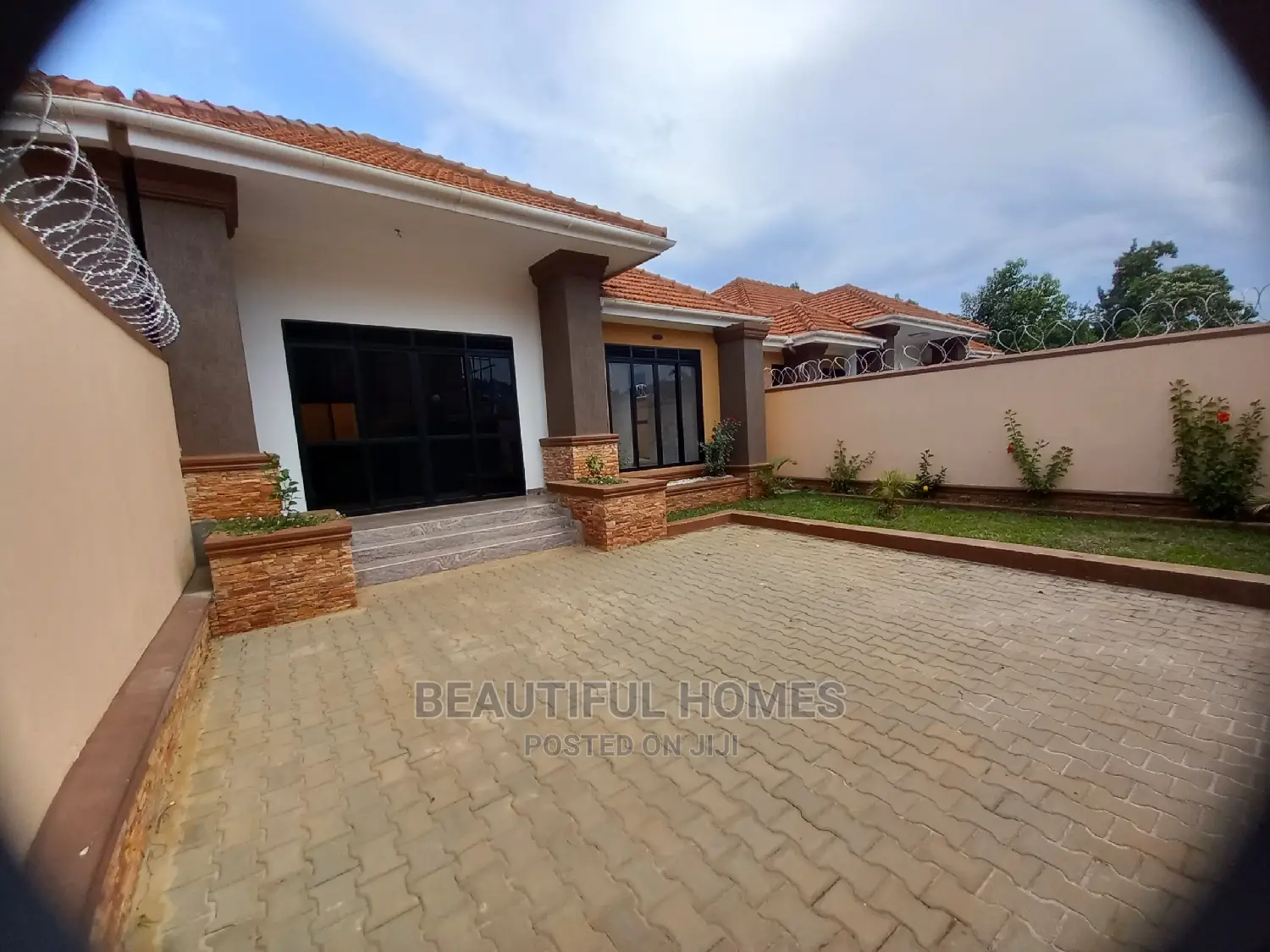 Furnished 3bdrm Bungalow in Kisaasi, Central Division for Sale in Central Division