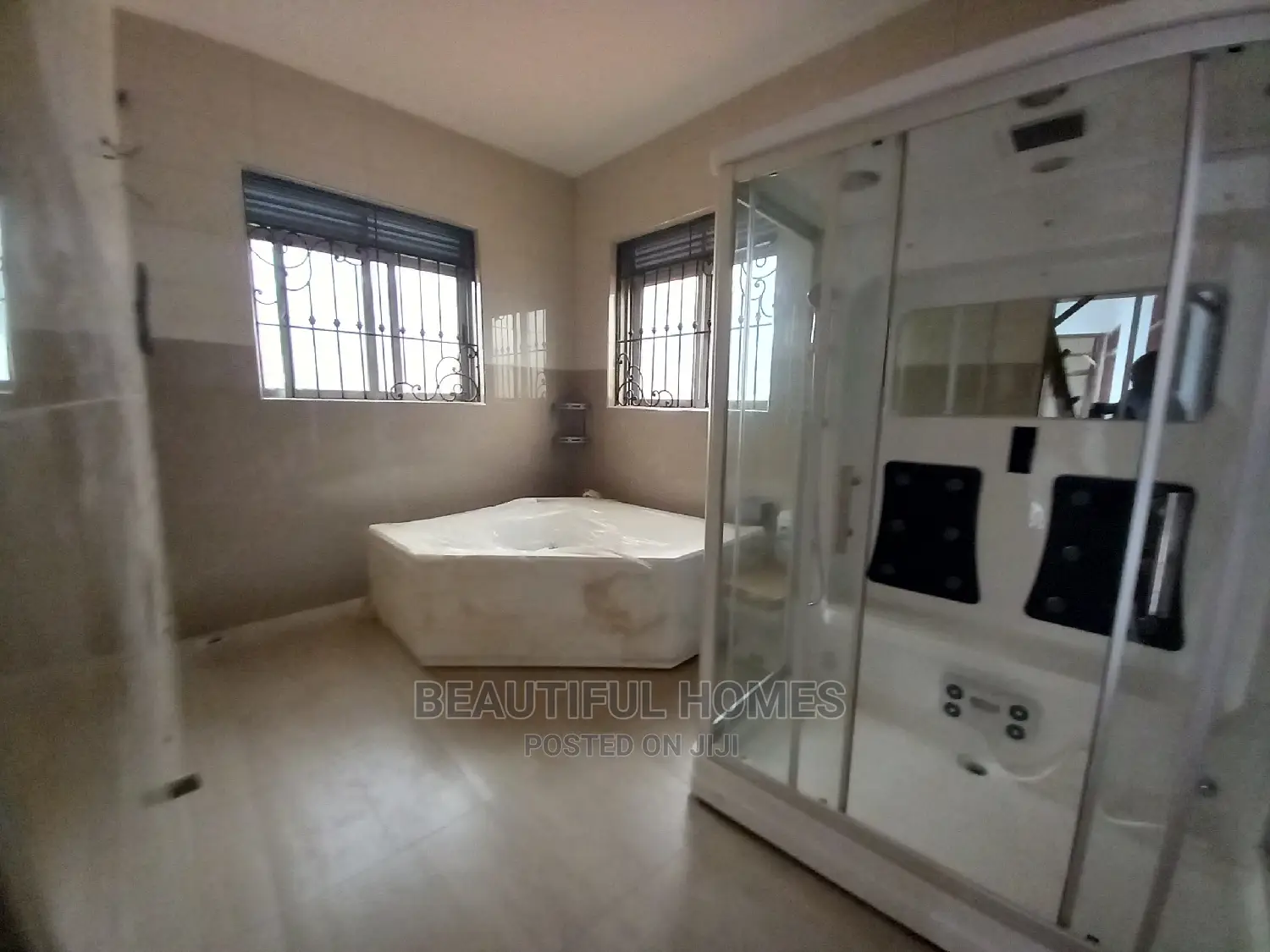 Furnished 6bdrm Duplex in Munyonyo Lake See, Makindye for Sale in Makindye