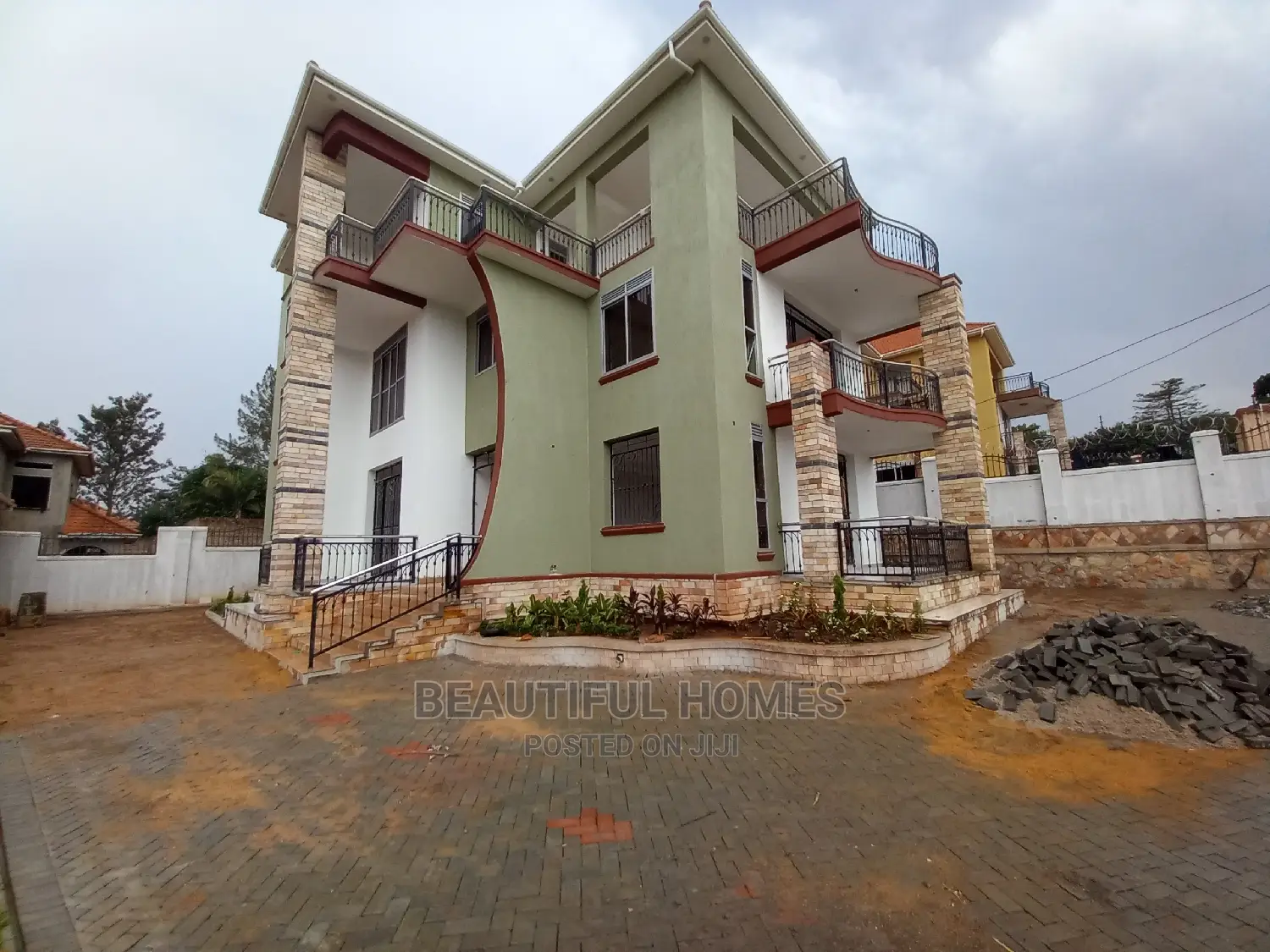 Furnished 6bdrm Duplex in Munyonyo Wealthy, Makindye for Sale in Makindye