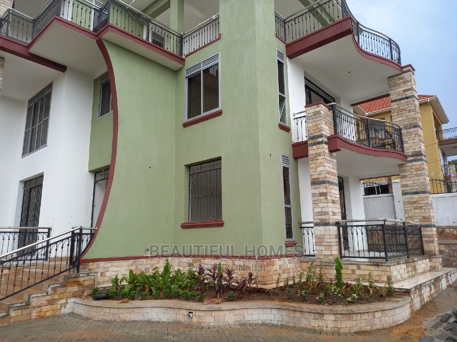 Furnished 6bdrm Duplex in Munyonyo Wealthy, Makindye for Sale in Makindye