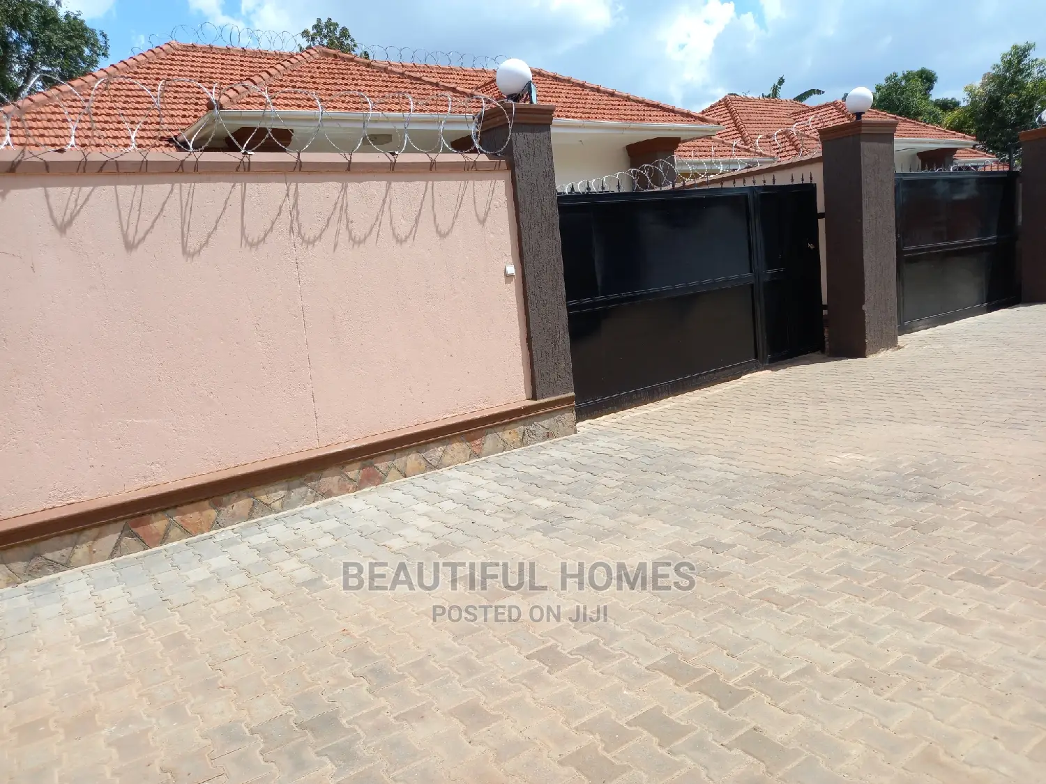 Furnished 5bdrm Maisonette in Kisaasi, Central Division for Sale in Central Division