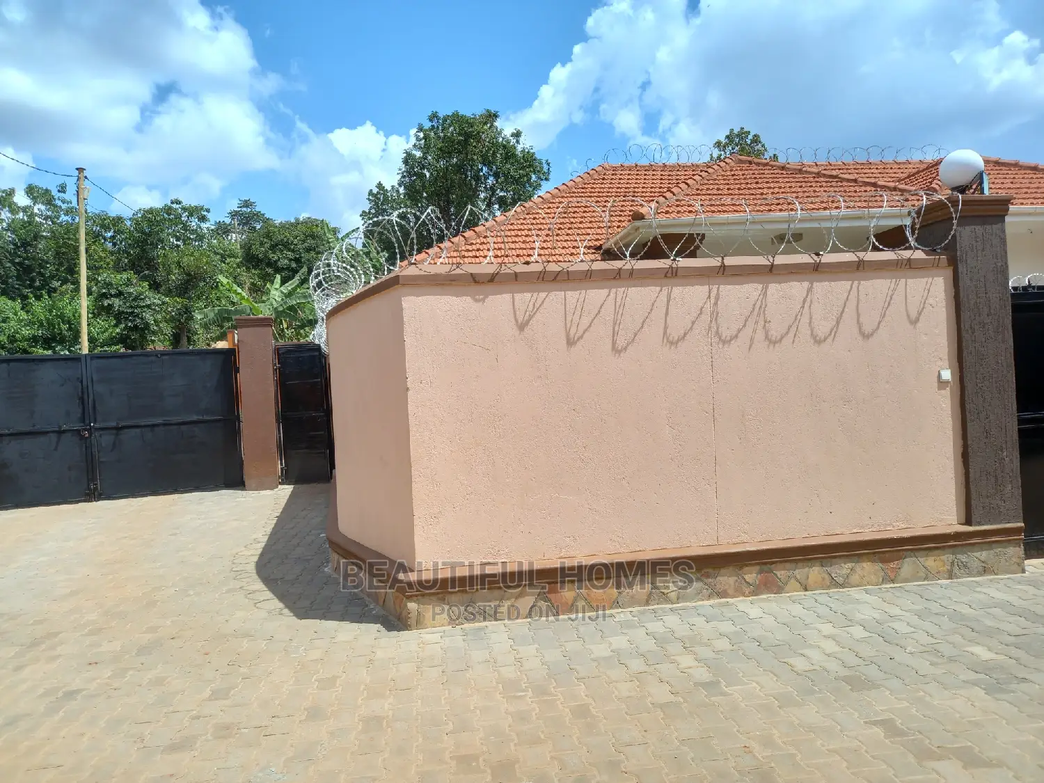 Furnished 5bdrm House in Kisaasi Tarmack, Central Division for Sale in Central Division