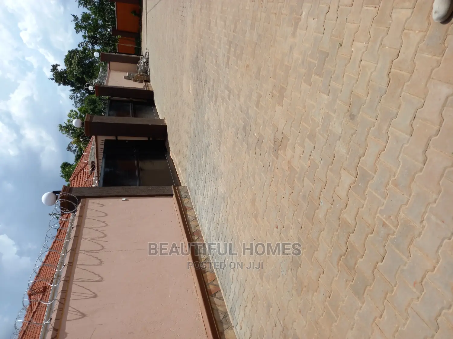 Furnished 5bdrm House in Kisaasi Tarmack, Central Division for Sale in Central Division