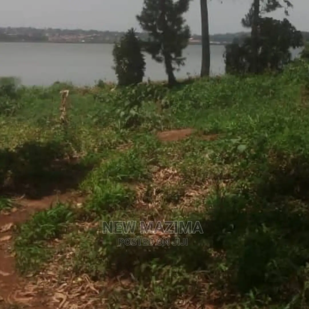 5 Acres Measurig Direct From the Lake Onsale Kawuku Ntebe Rd in Division A