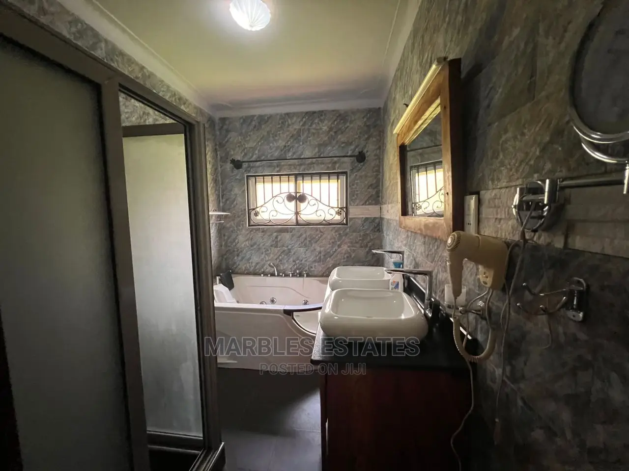 5bdrm Bungalow in Bbunga, Central Division for Rent in Central Division