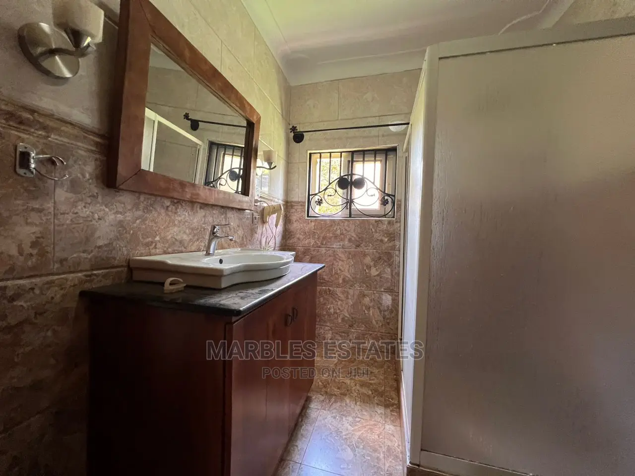 5bdrm Bungalow in Bbunga, Central Division for Rent in Central Division