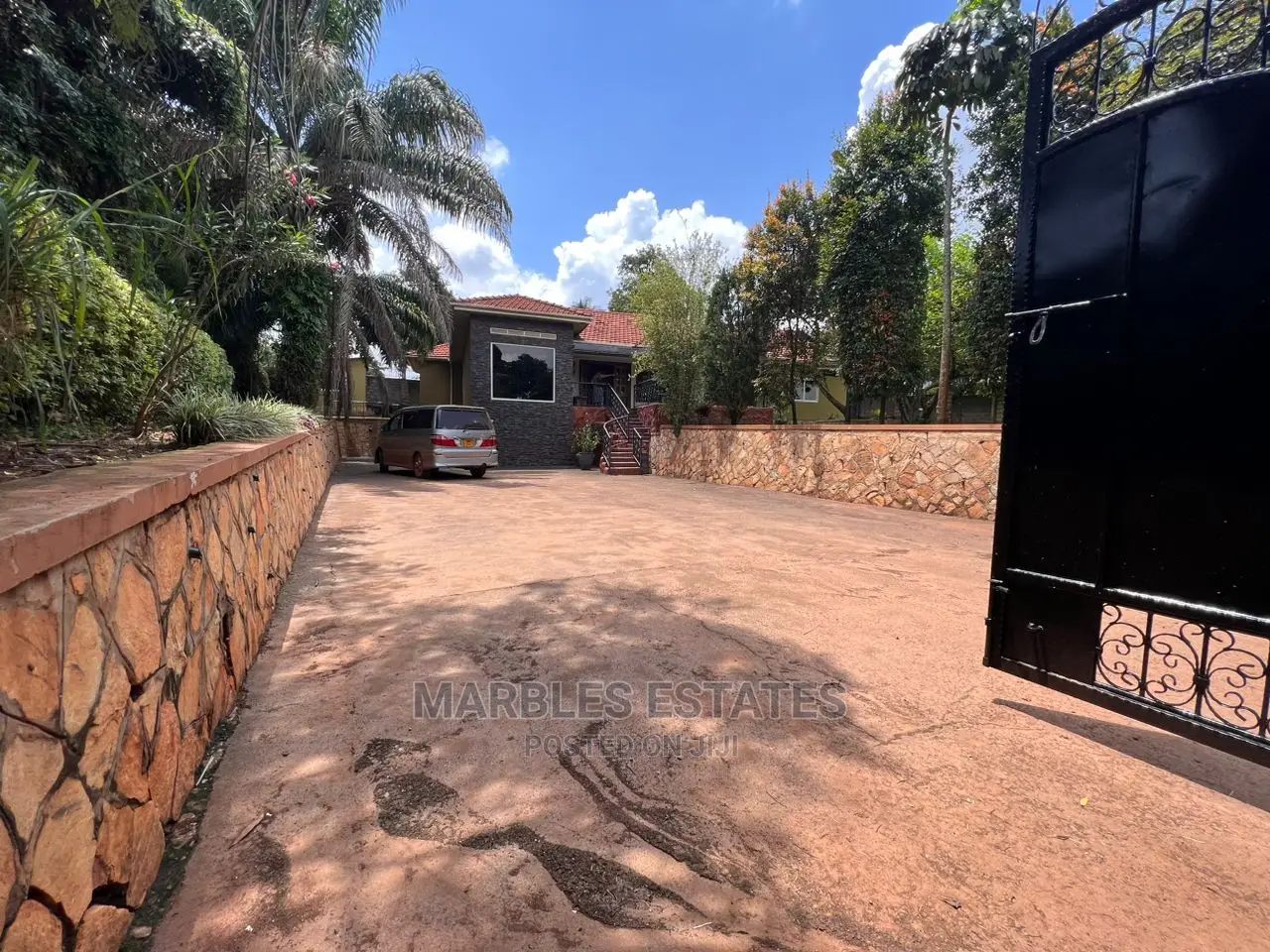 5bdrm Bungalow in Bbunga, Central Division for Rent in Central Division