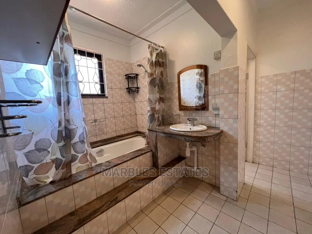 4bdrm House in Bugoloobi, Central Division for Rent in Central Division