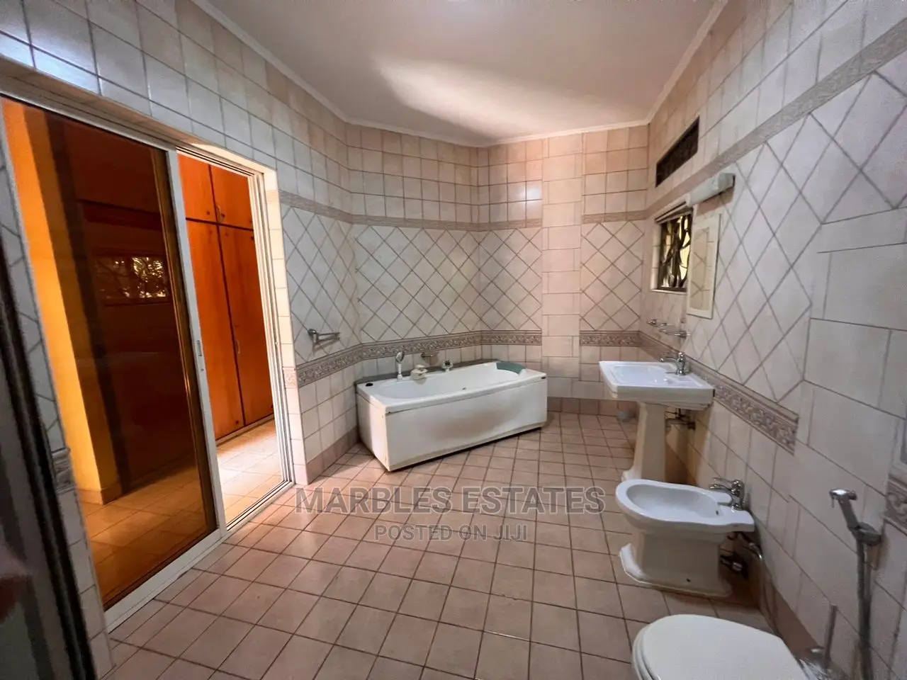 5bdrm Mansion in Kololo, Central Division for Rent in Central Division
