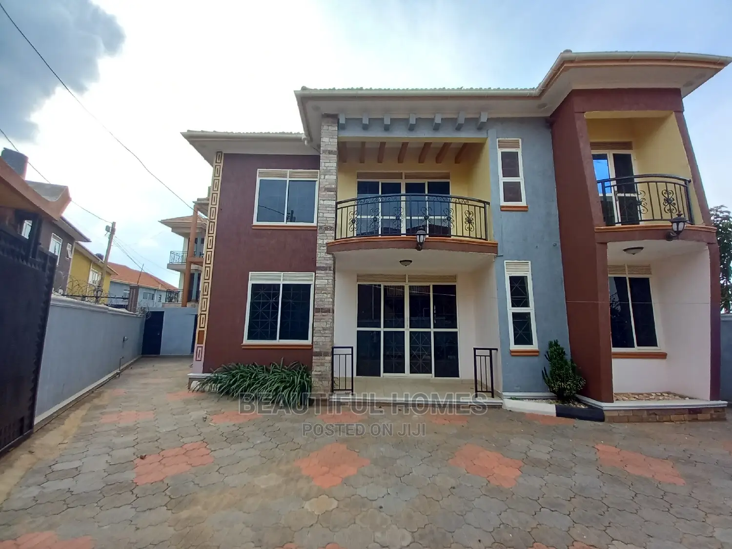 Furnished 5bdrm Mansion in Kira Organised for Sale in Kira